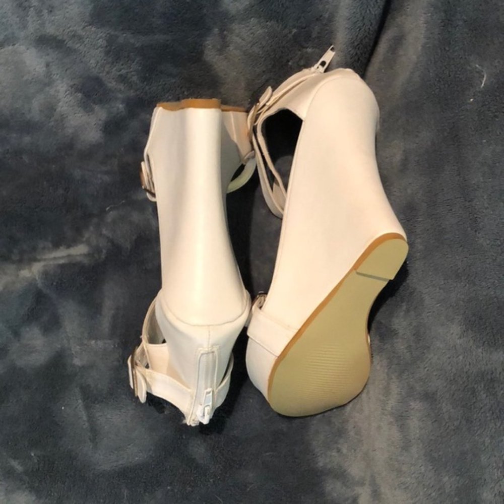 NWOB Liliana Cream Stacked Sandals - Picture 5 of 8